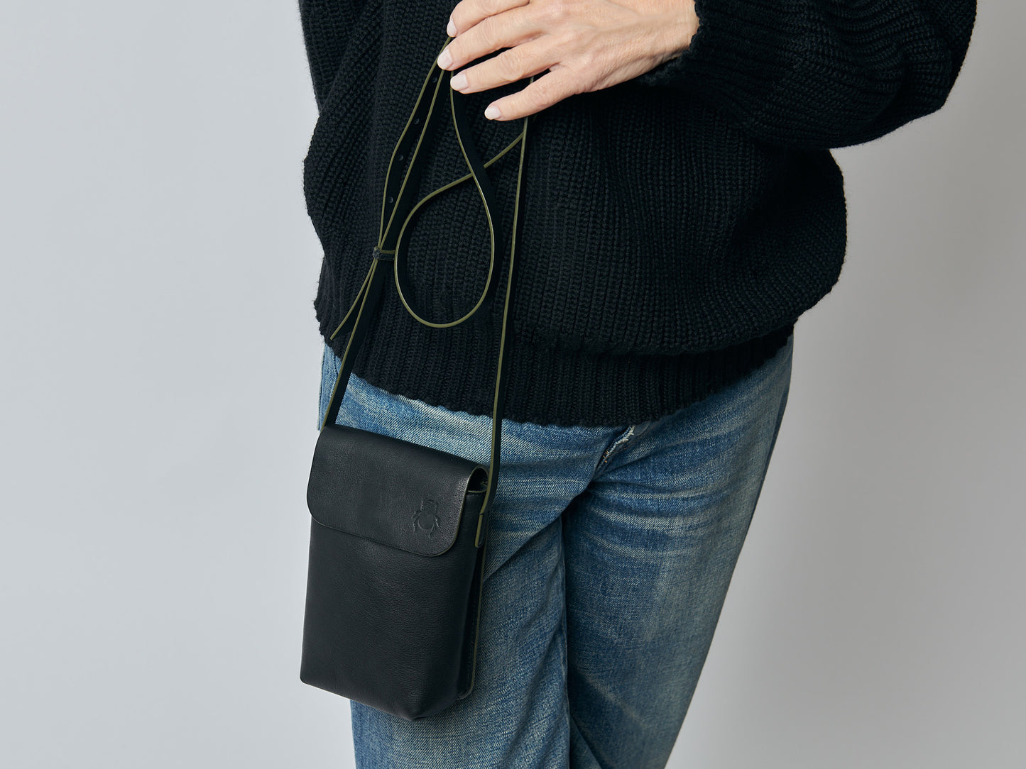 The Connection Phone Bag - black